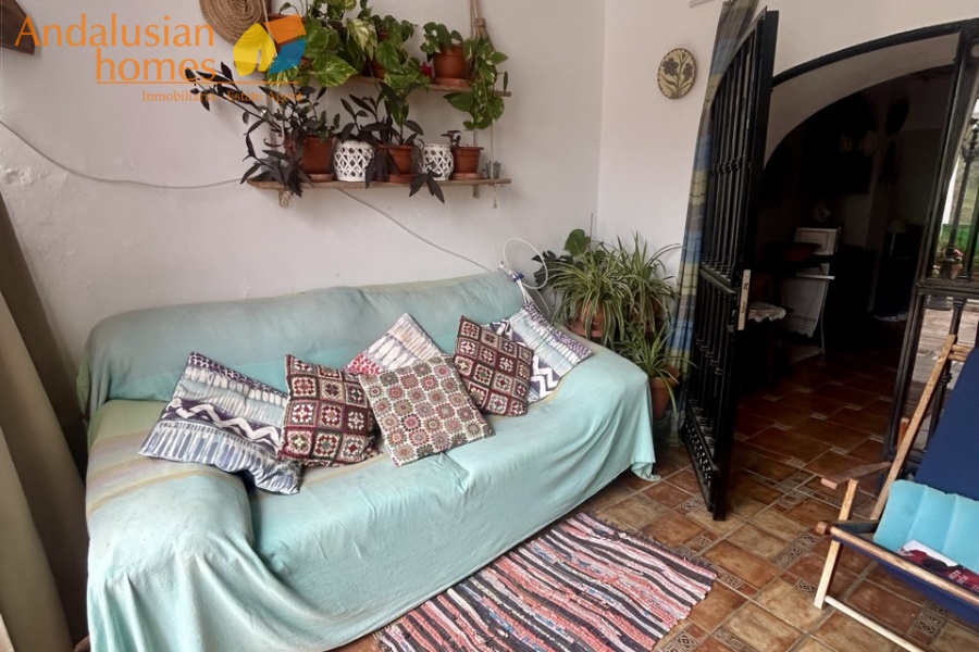 casa en venta Álora, casa señorial Málaga, townhouse Álora, vivienda centro Álora, propiedad con terrazas, casa con vistas al campo, inmueble con potencial B&B, inversión inmobiliaria Málaga, casa con patio y fuente, vivienda amplia Andalucía