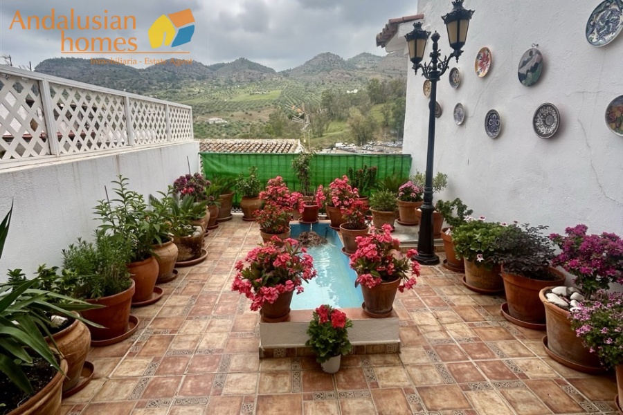 casa en venta Álora, casa señorial Málaga, townhouse Álora, vivienda centro Álora, propiedad con terrazas, casa con vistas al campo, inmueble con potencial B&B, inversión inmobiliaria Málaga, casa con patio y fuente, vivienda amplia Andalucía