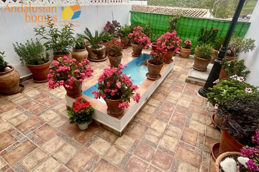 casa en venta Álora, casa señorial Málaga, townhouse Álora, vivienda centro Álora, propiedad con terrazas, casa con vistas al campo, inmueble con potencial B&B, inversión inmobiliaria Málaga, casa con patio y fuente, vivienda amplia Andalucía
