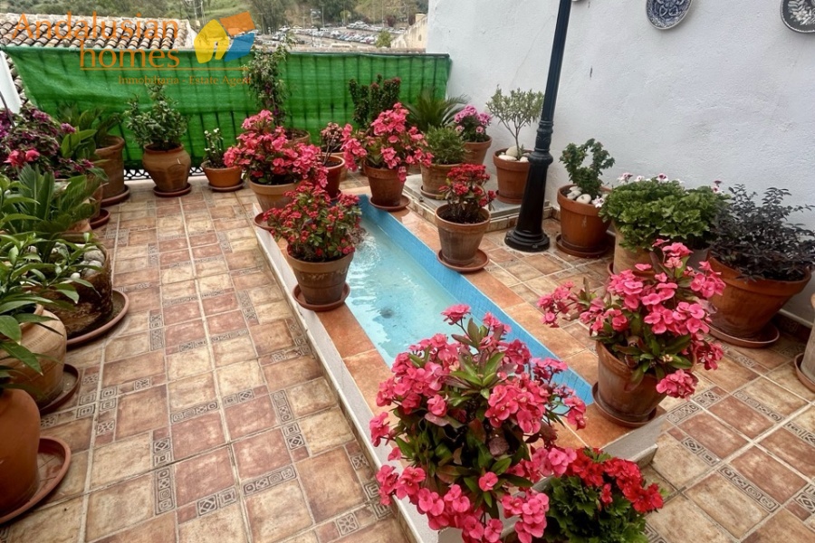 casa en venta Álora, casa señorial Málaga, townhouse Álora, vivienda centro Álora, propiedad con terrazas, casa con vistas al campo, inmueble con potencial B&B, inversión inmobiliaria Málaga, casa con patio y fuente, vivienda amplia Andalucía