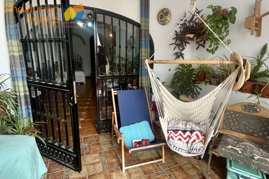 casa en venta Álora, casa señorial Málaga, townhouse Álora, vivienda centro Álora, propiedad con terrazas, casa con vistas al campo, inmueble con potencial B&B, inversión inmobiliaria Málaga, casa con patio y fuente, vivienda amplia Andalucía