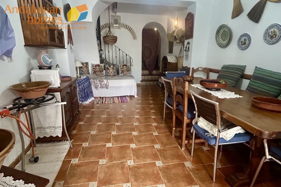 casa en venta Álora, casa señorial Málaga, townhouse Álora, vivienda centro Álora, propiedad con terrazas, casa con vistas al campo, inmueble con potencial B&B, inversión inmobiliaria Málaga, casa con patio y fuente, vivienda amplia Andalucía