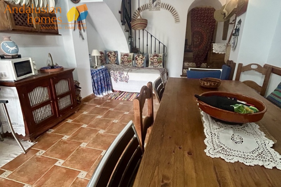 casa en venta Álora, casa señorial Málaga, townhouse Álora, vivienda centro Álora, propiedad con terrazas, casa con vistas al campo, inmueble con potencial B&B, inversión inmobiliaria Málaga, casa con patio y fuente, vivienda amplia Andalucía